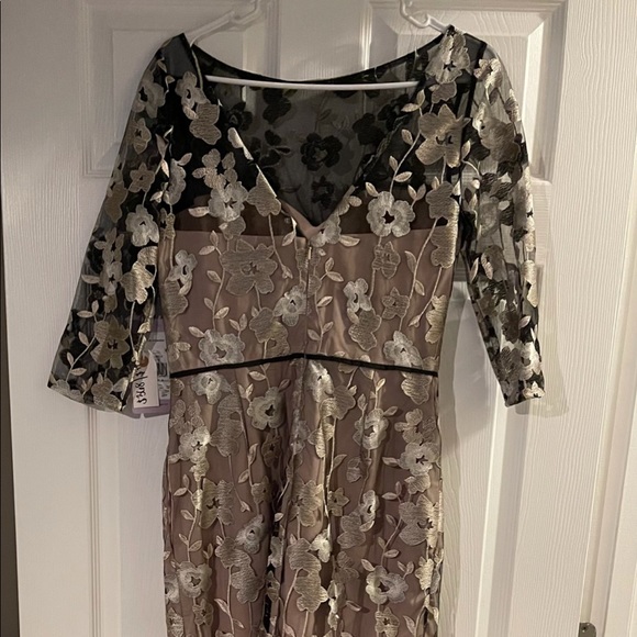 1/4 sleeve gown - Picture 2 of 4